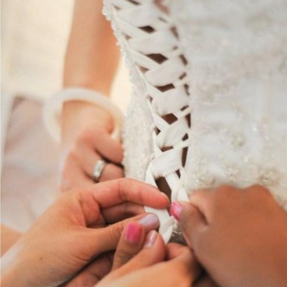 Custom made French lace wedding gown size 4-6 come with matching head piece - Picture 12 of 14